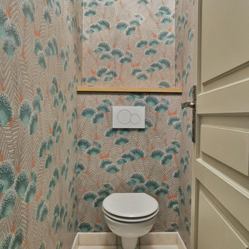 Pose papier peint dans les toilettes