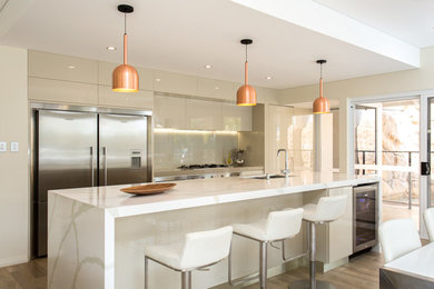 Inspiration for a contemporary kitchen in Darwin.