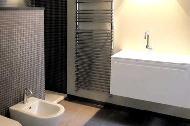 Idee per una grande stanza da bagno padronale minimalista con ante lisce, ante bianche, doccia doppia, WC sospeso, piastrelle grigie, piastrelle a mosaico, pareti beige, pavimento in gres porcellanato, lavabo da incasso, top in quarzite, pavimento grigio, doccia aperta e top bianco