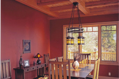 Diseño de comedor de estilo americano de tamaño medio cerrado sin chimenea con paredes rojas y suelo de madera clara