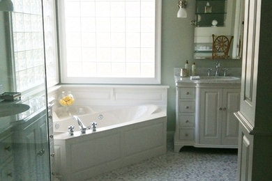 Bathroom - traditional bathroom idea in St Louis