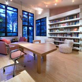 Design ideas for a world-inspired home office and library in Orlando.