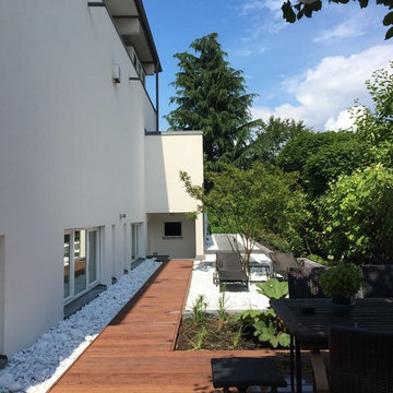 Aussenanlage Kombination aus hochwertigem Stauseeholz und Stein