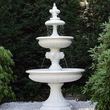 Eleganter Gartenbrunnen in Stuttgart – Klassische Ästhetik im Grünen