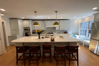 Example of a large kitchen design in Chicago