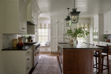 Elegant kitchen photo in Chicago