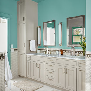 Foto de cuarto de baño de estilo de casa de campo con lavabo bajoencimera, armarios estilo shaker, puertas de armario grises, bañera exenta, baldosas y/o azulejos en mosaico, paredes azules y baldosas y/o azulejos blancos