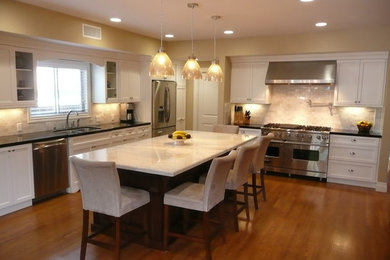 Kitchen - traditional kitchen idea in Los Angeles