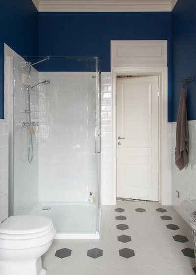 Классический Ванная комната by Ariana Ahmad Interior Design