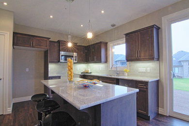 Kitchen - traditional kitchen idea in Toronto