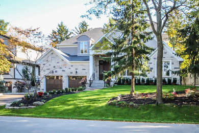 Transitional home design photo in Toronto