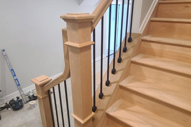 Foto de escalera en L contemporánea pequeña con escalones de madera, contrahuellas de madera y barandilla de varios materiales