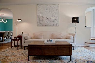 Example of a mid-century modern living room design