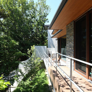 神戸のモダンスタイルのおしゃれなテラス・中庭 (デッキ材舗装、張り出し屋根) の写真