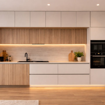 Cucina open space con penisola conviviale e colonne integrate