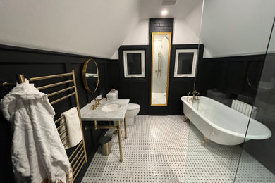Diseño de cuarto de baño abovedado clásico renovado con aseo y ducha y ladrillo