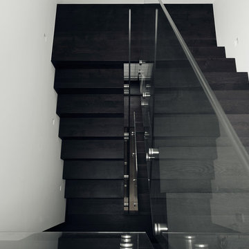 Moderne Faltwerktreppe mit Glasgeländer in Neubau in Luxemburg