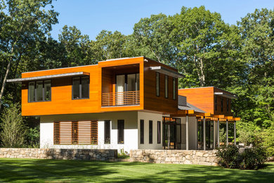 Diseño de fachada de casa blanca y gris actual grande de dos plantas con revestimiento de madera, tejado plano y tejado de metal