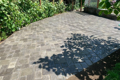 Patio - mid-sized traditional side yard concrete paver patio idea in Portland with no cover