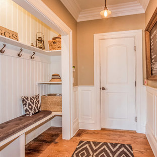 Example of a country home design design in New York