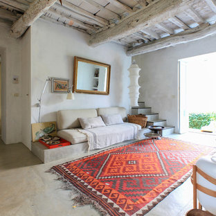 Offenes Mediterranes Wohnzimmer mit weißer Wandfarbe, Betonboden und grauem Boden in Mailand