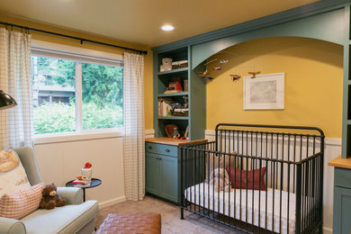 シアトルにあるトランジショナルスタイルのおしゃれな赤ちゃん部屋 (黄色い壁、カーペット敷き、男女兼用、グレーの床、羽目板の壁) の写真