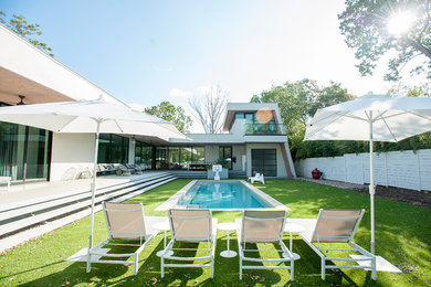 Inspiration for a mid-sized modern backyard landscaping in Austin.