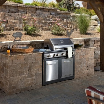 Outdoor Kitchen with Paver Patio