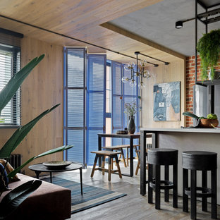 Immagine di una sala da pranzo aperta verso la cucina industriale di medie dimensioni con pareti beige, pavimento in legno massello medio, pavimento marrone, soffitto in legno e pareti in legno