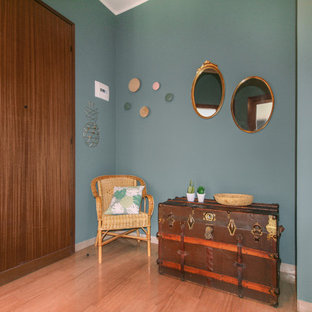 Aménagement d'un hall d'entrée éclectique de taille moyenne avec un mur vert et un sol en marbre.