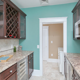 Idéer för ett mellanstort modernt kök, med en undermonterad diskho, skåp i mörkt trä, granitbänkskiva, beige stänkskydd, stänkskydd i keramik, rostfria vitvaror, klinkergolv i porslin och en halv köksö