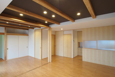 Inspiration for a modern family room in Osaka.