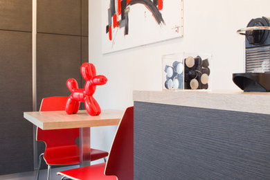 Idées déco pour une cuisine encastrable contemporaine en L et bois foncé fermée et de taille moyenne avec un placard à porte affleurante, aucun îlot, un sol en vinyl, un évier 2 bacs, un plan de travail en stratifié, une crédence blanche et une crédence en carreau de verre.