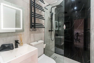 Bathroom - mid-sized contemporary bathroom idea in London