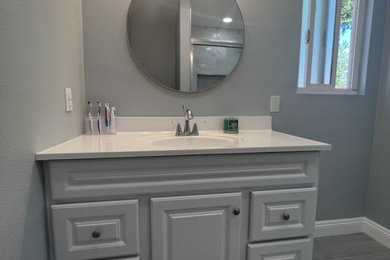 Example of a bathroom design in Los Angeles
