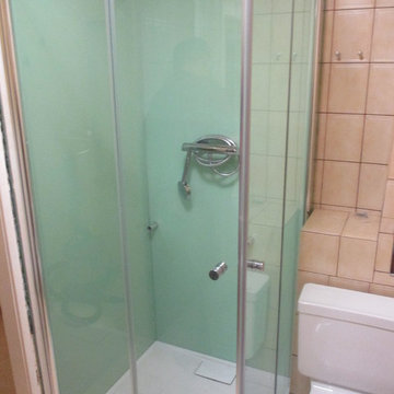 Badezimmersanierung mit Glasrückwänden