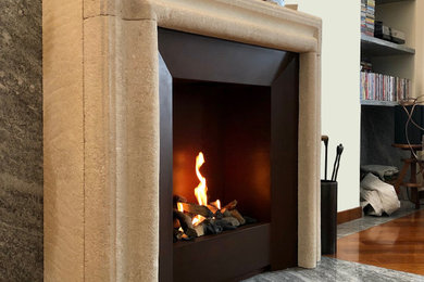 Idee per un soggiorno design di medie dimensioni e aperto con pareti beige, pavimento in legno massello medio, camino classico e cornice del camino in pietra
