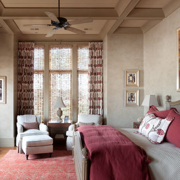 A Traditional Lowcountry Home with an Neutral Palette