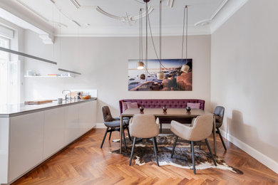 Offenes Modernes Esszimmer mit braunem Holzboden in München