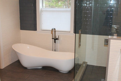 Example of a trendy bathroom design in Miami