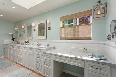 Ejemplo de cuarto de baño costero con paredes azules