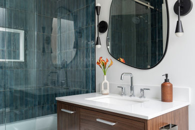 Bathroom - contemporary bathroom idea in Chicago