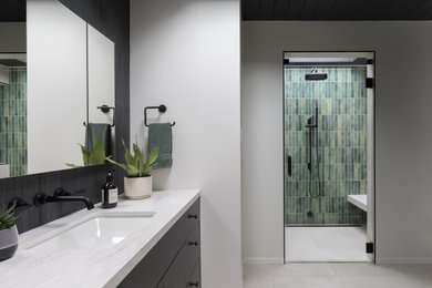 Example of a 1960s bathroom design in San Francisco