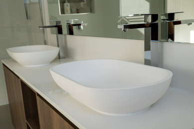 This is an example of a modern bathroom in Brisbane.