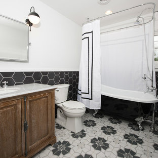 Bäder mit Toilette mit Aufsatzspülkasten und schwarz-weißen Fliesen