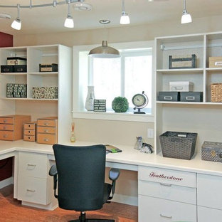 Ejemplo de despacho tradicional, de tamaño medio, sin chimenea, con paredes rojas, suelo de bambú y escritorio empotrado