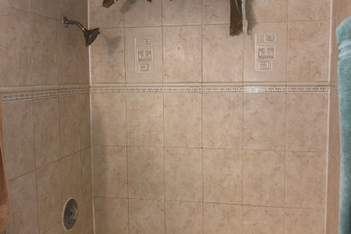 Foto de cuarto de baño doble y de pie minimalista de tamaño medio con puertas de armario beige y aseo y ducha