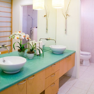 Bäder mit beigefarbenen Fliesen und türkiser Waschtischplatte Ideen