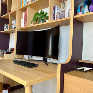 Bibliothèque sur mesure avec un bureau intégré