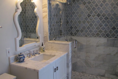 Diseño de cuarto de baño tradicional renovado de tamaño medio